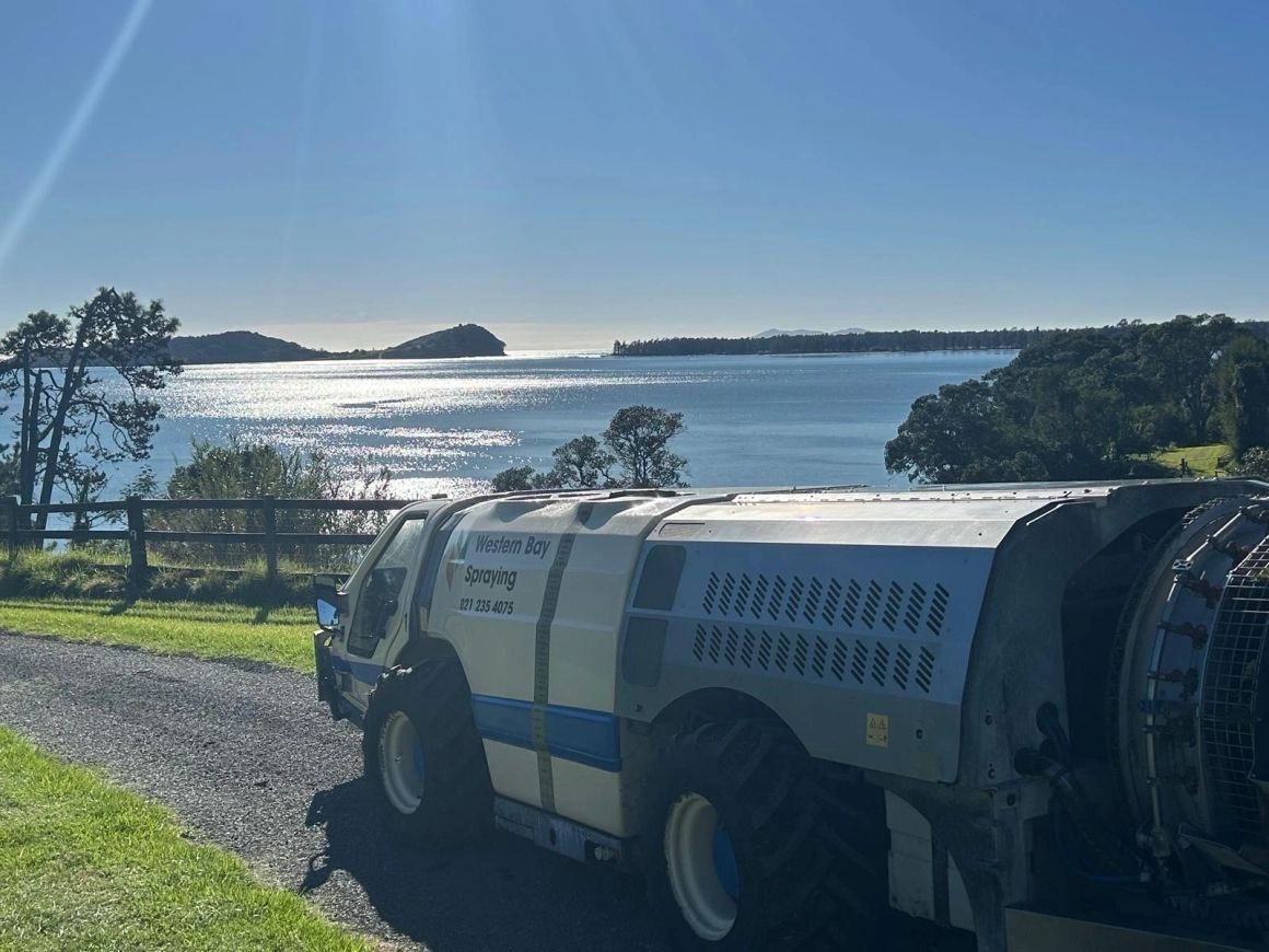 Spray machine working a kiwifruit canopy row